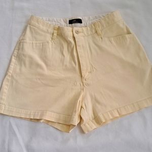 Lee Chino shorts pale yellow size 10P 4 Inch Inseam